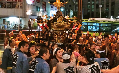 地域のお祭り、御輿担ぎの様子